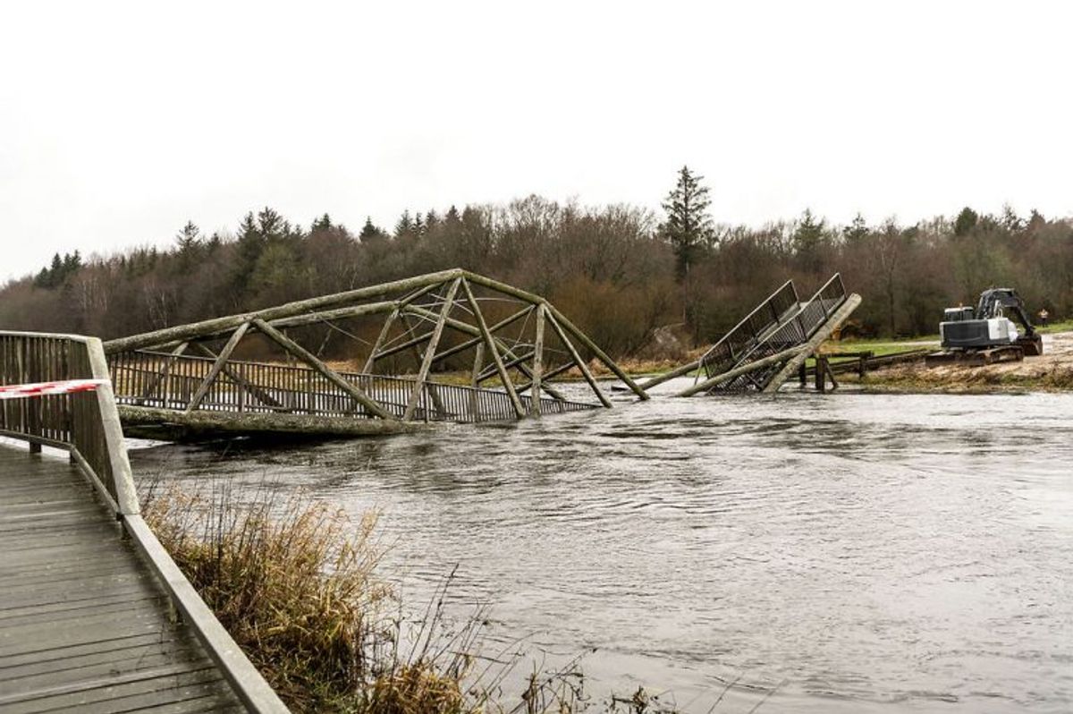 Broen var under ti år gammel. KLIK OG SE FLERE BILLEDER AF DEN KOLLAPSEDE BRO. (Foto: Morten Dueholm/Ritzau Scanpix)