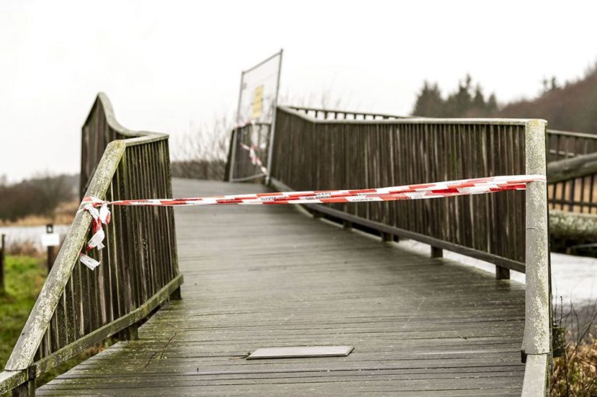 Broen var under ti år gammel. KLIK OG SE FLERE BILLEDER AF DEN KOLLAPSEDE BRO. (Foto: Morten Dueholm/Ritzau Scanpix)