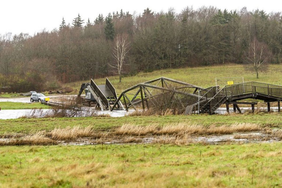 Broen var under ti år gammel. KLIK OG SE FLERE BILLEDER AF DEN KOLLAPSEDE BRO. (Foto: Morten Dueholm/Ritzau Scanpix)