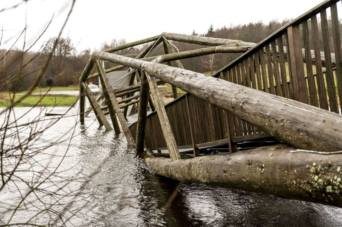 Broen var under ti år gammel. KLIK OG SE FLERE BILLEDER AF DEN KOLLAPSEDE BRO. (Foto: Morten Dueholm/Ritzau Scanpix)