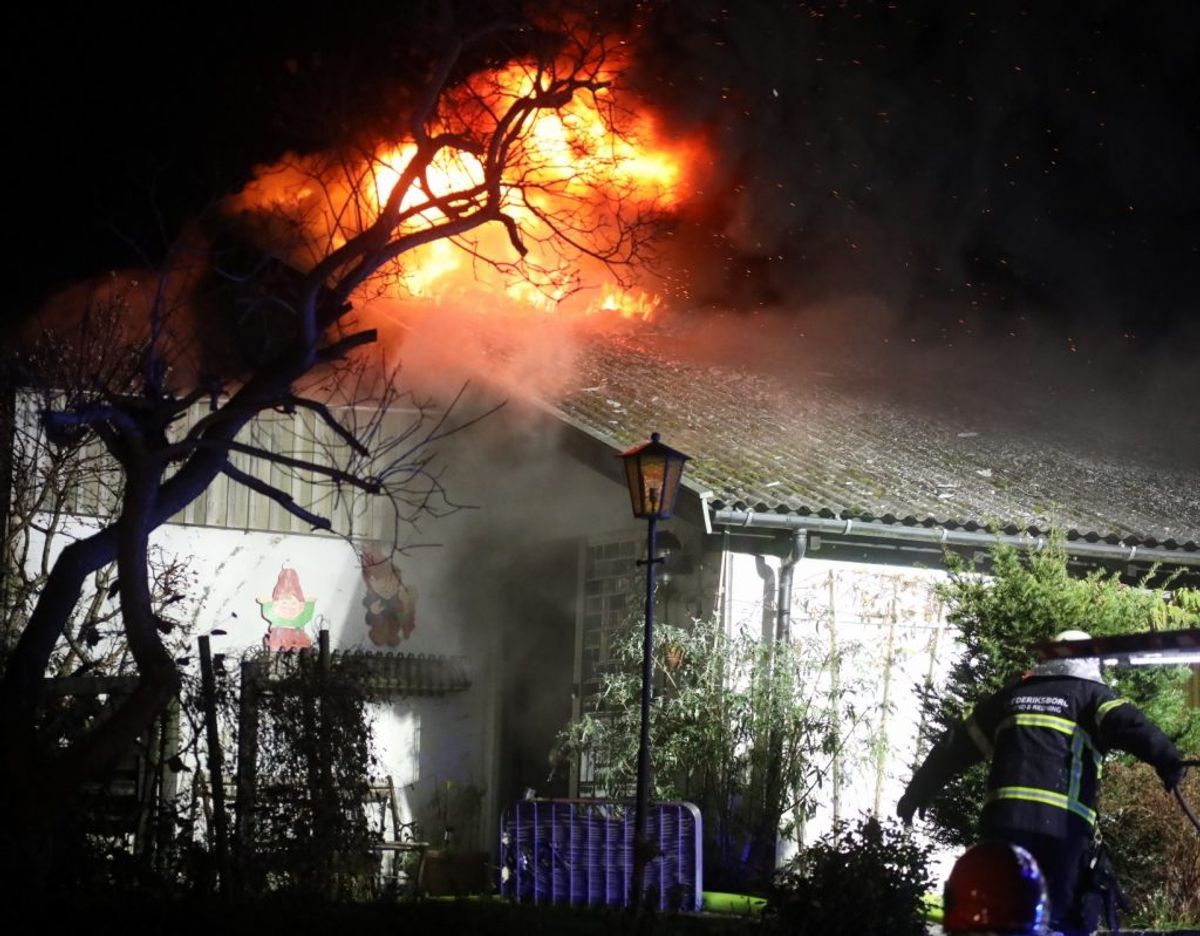 Det er denne bygning på Vinkelvej i Slangerup i Nordsjælland, der er brudt i brand. Foto: Presse-fotos.dk.