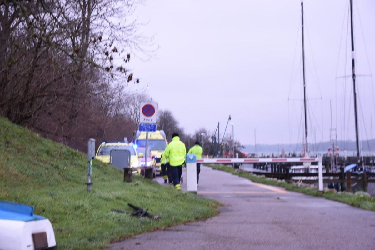 En død person er fisket op af vandet. KLIK FOR FLERE BILLEDER. Foto: Presse-fotos.dk