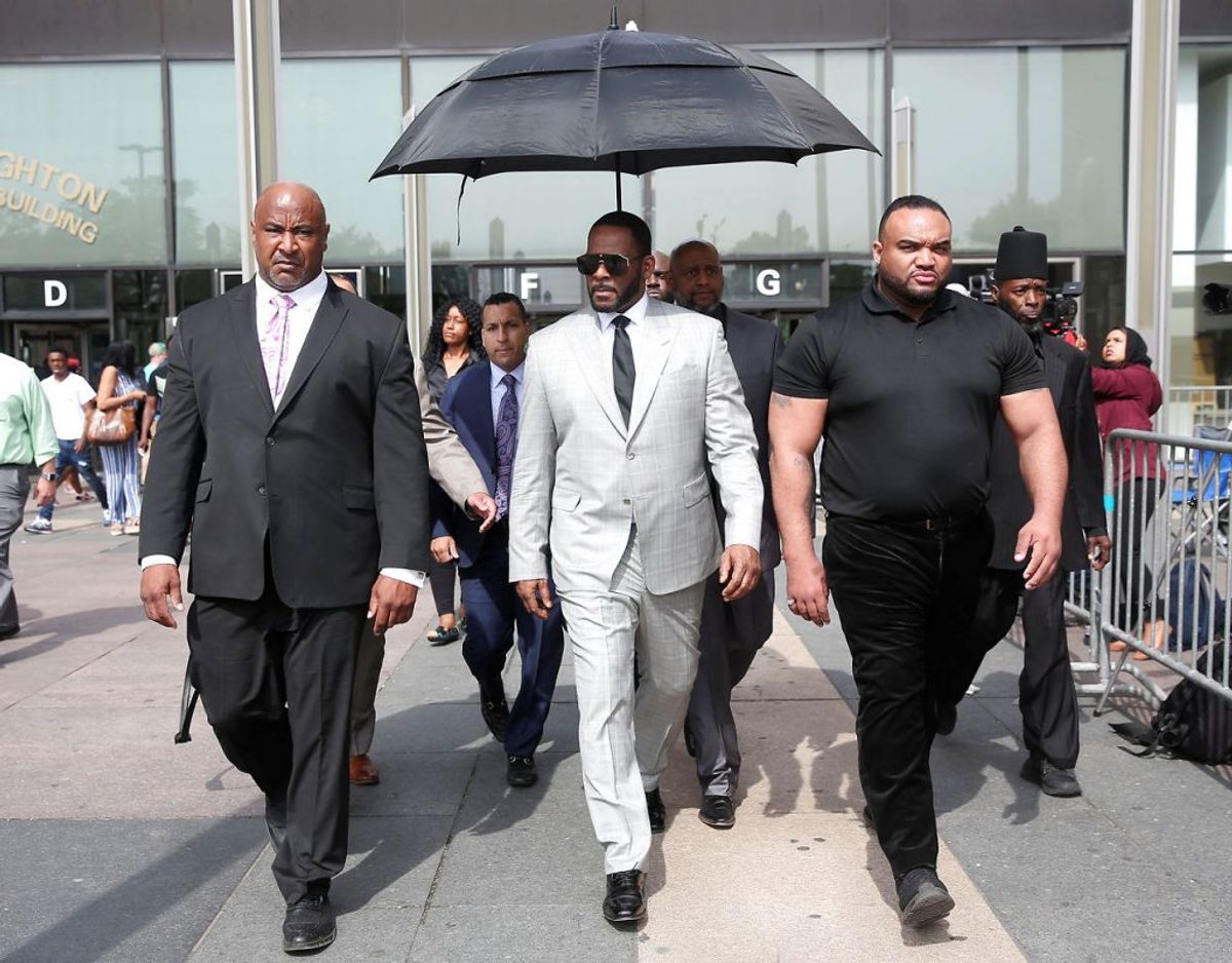 R. Kelly ses her forlade retten i forbindelse med hans mange sager. Foto: Scanpix