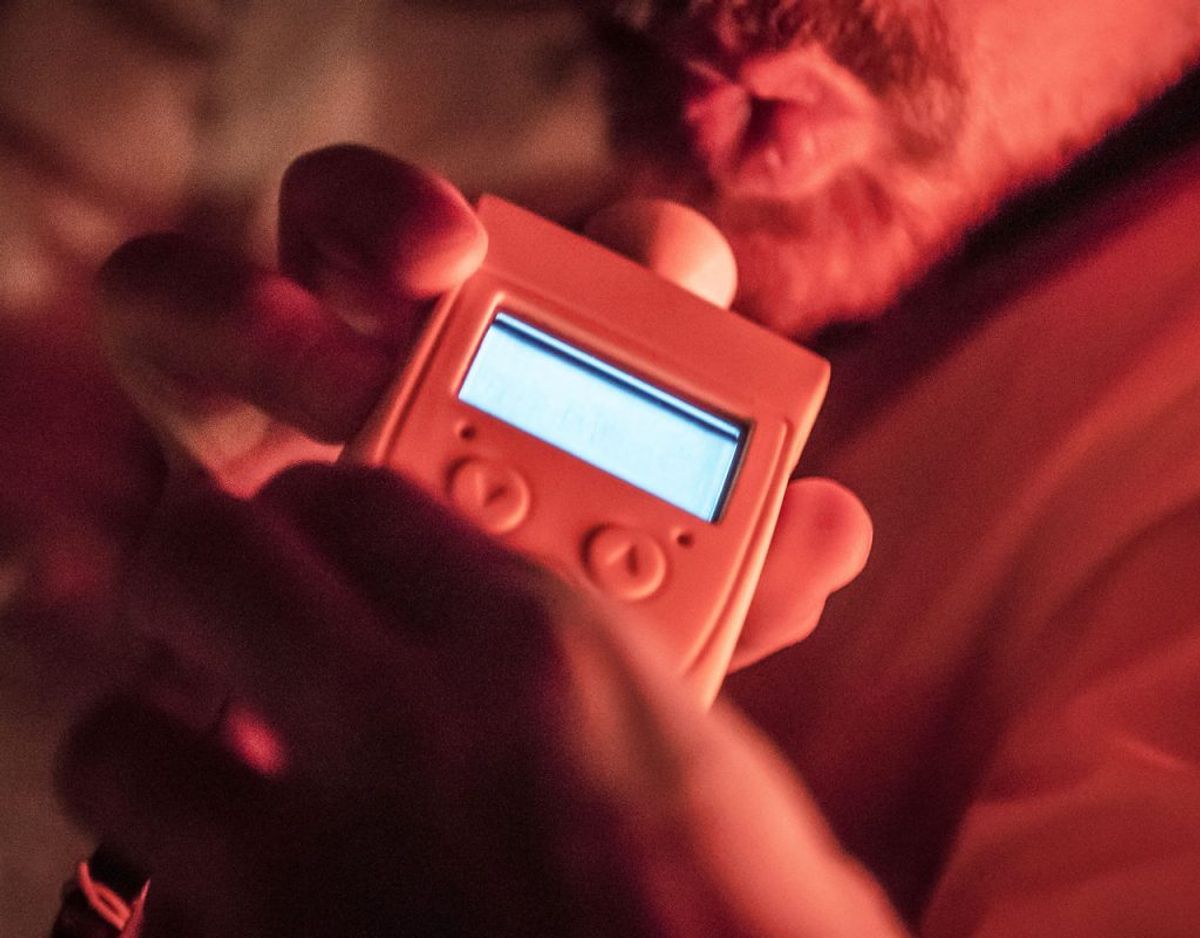 En 34-årig mand blev natten til onsdag bedt om at puste i et alkometer. På trods af et dårligt pust, viste alkometeret en promille på 2. Foto: Scanpix