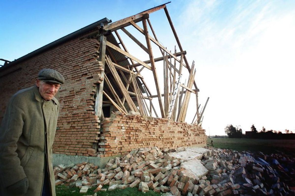 Dengang 82-årige Ulrik Jørgensen kiggede på resterne af sit hus. KLIK VIDERE OG SE FLERE BILLEDER. Foto: Scanpix