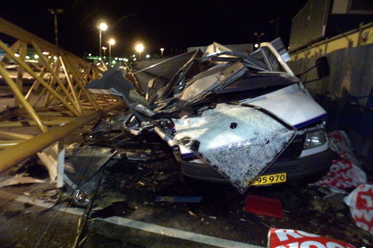 Orkan, Kastrup Lufthavn fra 01.00 til 03.30 , flytrafikken indstillet, kæmpekran styrtet ned overfor terminal 1. Kranen maste 8 -10 arbejdsskure og denne bil, tre kvarter forinden blev arbejderne sendt hjem ( de sad i arbejdsskurerne), .Af frygt for den anden kran skulle lide samme skæbne og falde over i terminal 1, valgte man at lukke terminalen. Foto Jens Nørgaard Larsen / NORDFOTO