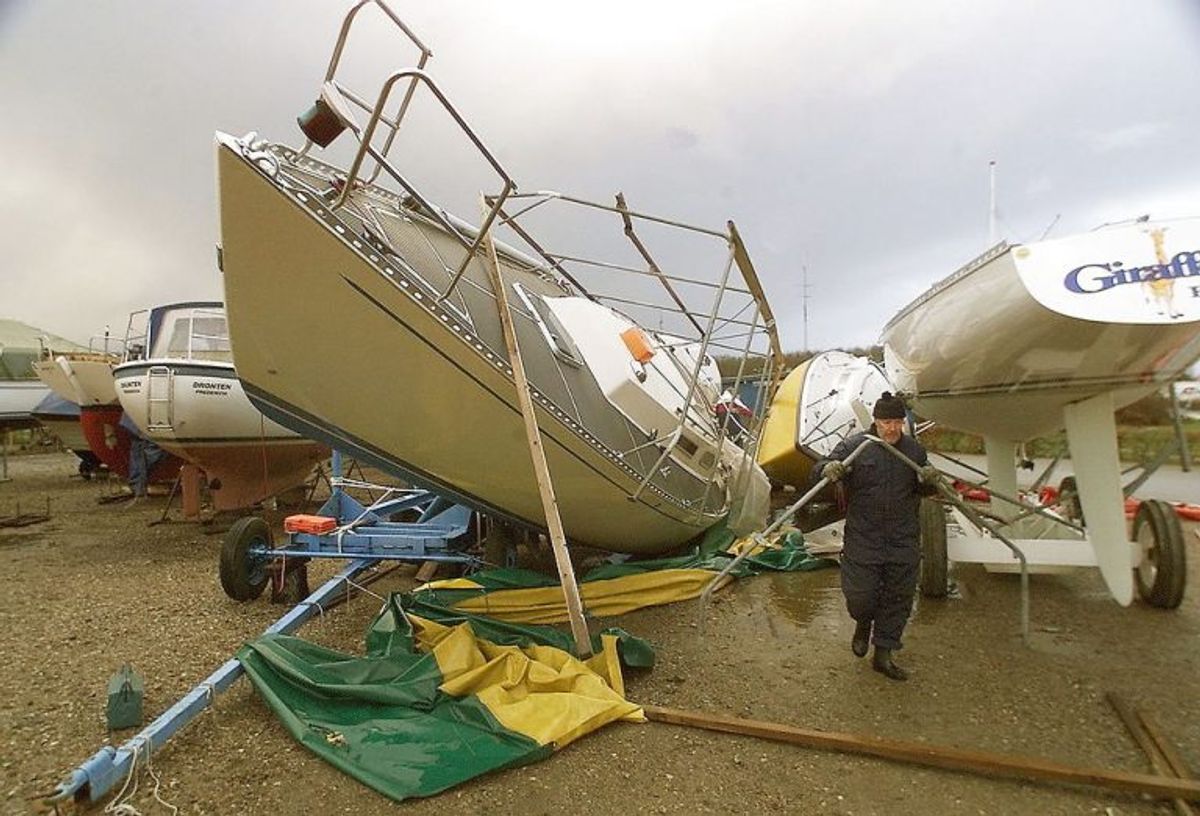 STORM Her er man igang med at udbedre skader dagen derpå. Mange lystbåde i Fredericia Lystbådehavn var væltet