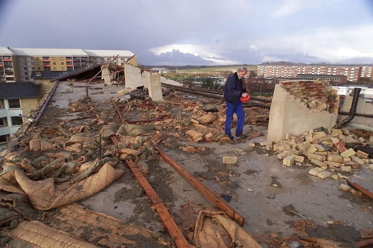 – -STORM Taget på denne boligblok på Finlandsvej i Vejle blæste af under stormen, og ødelagde adskillige biler da det landede på jorden. NORDFOTO/Claus Fisker 1999