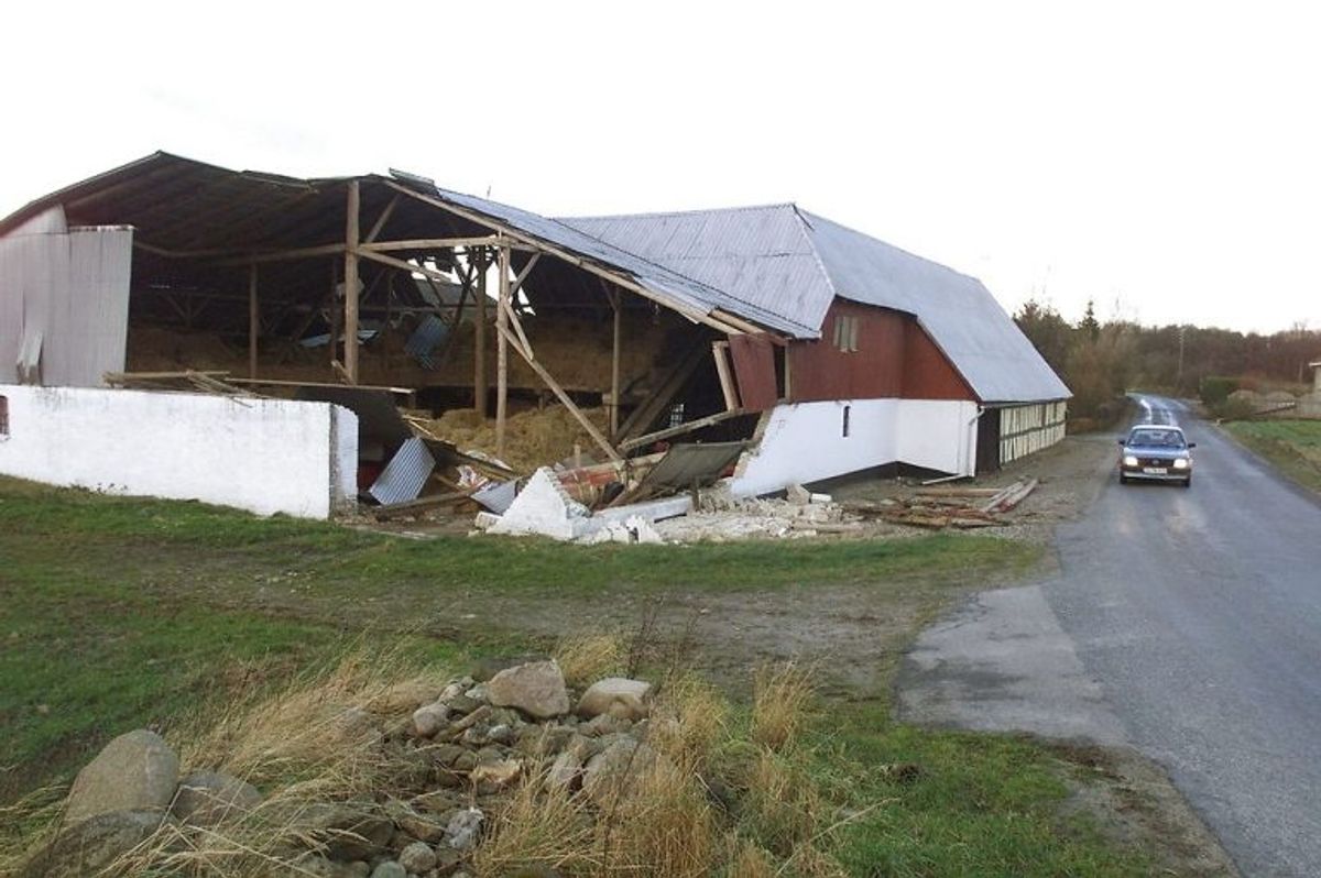 – -En gammel staklade med bindingsværk på Hundstrupvej ved Krarup fik hjørnet blæst ud under orkanen, som hærgede over Danmark. Krarup DEC. 4, 1999. NORDFOTO/Erik Luntang