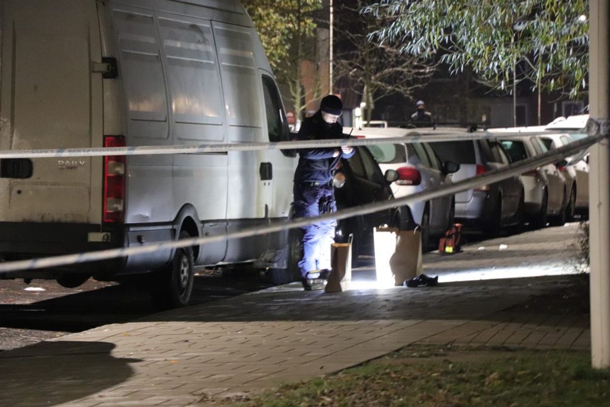 Politiet var massivt til stede efter skyderiet. KLIK VIDERE FOR FLERE BILLEDER. Foto: Presse-fotos.dk