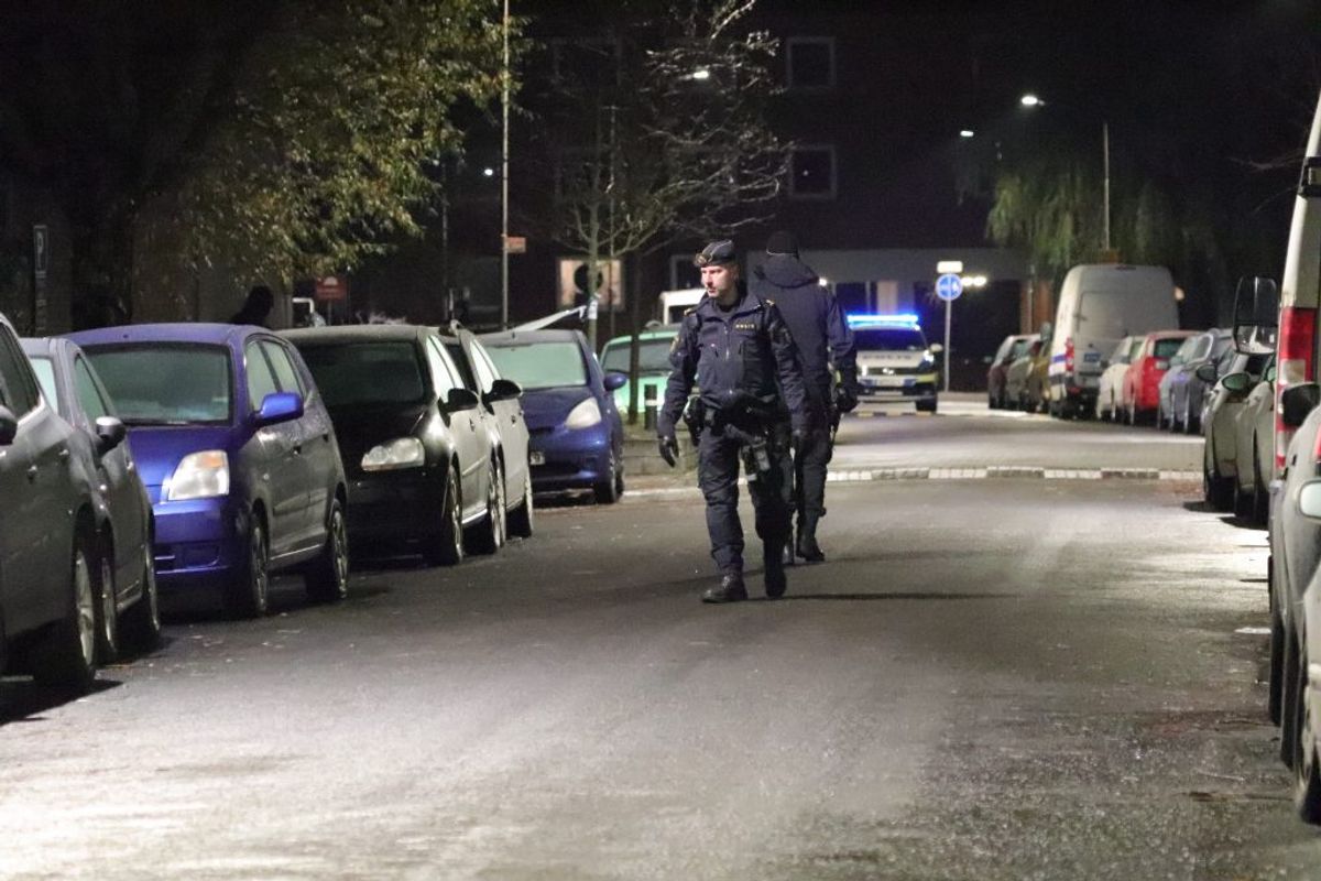 Politiet var massivt til stede efter skyderiet. KLIK VIDERE FOR FLERE BILLEDER. Foto: Presse-fotos.dk