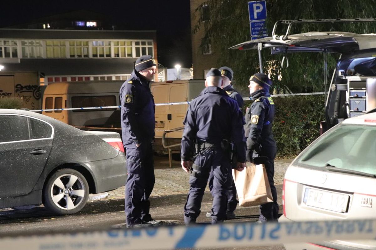 Politiet var massivt til stede efter skyderiet. KLIK VIDERE FOR FLERE BILLEDER. Foto: Presse-fotos.dk