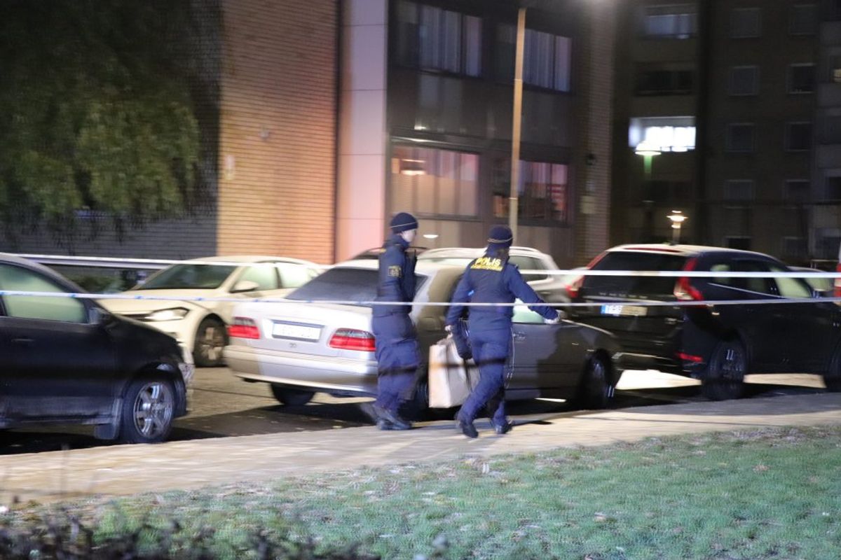 Politiet var massivt til stede efter skyderiet. KLIK VIDERE FOR FLERE BILLEDER. Foto: Presse-fotos.dk