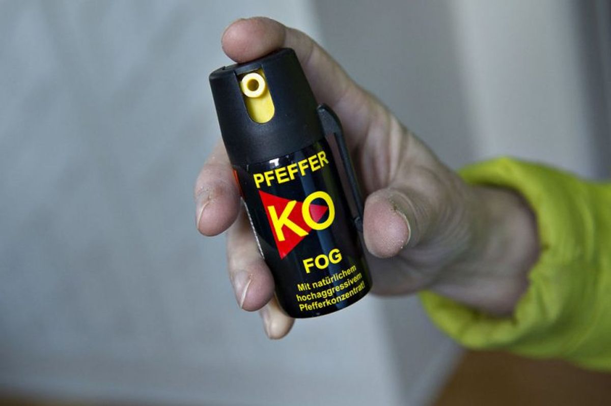 * En peberspray må kun bruges som selvforsvar. Det kan takseres som vold, hvis pebersprayen bruges i andre tilfælde. Det er ikke lovligt at bruge pebersprayen som straf eller hævn mod eksempelvis en indbrudstyv.