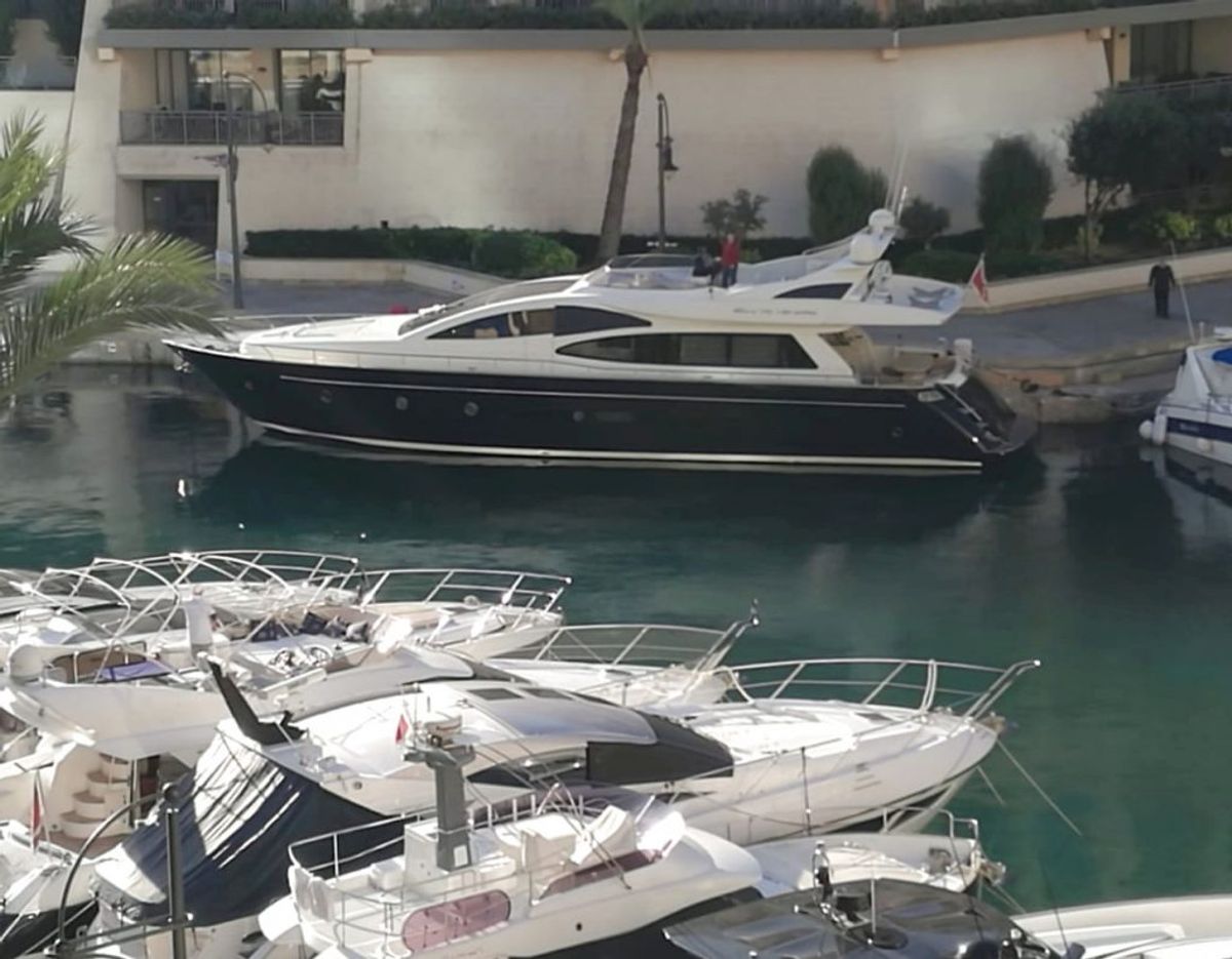 Rigmanden Yorgen Fenech er blevet anholdt af maltesisk politi på sin yacht onsdag. Det formodes, at han kan være indblandet i sagen om den dræbte journalist Daphne Caruana Galizia. KLIK VIDERE og se flere billeder. Foto: Scanpix