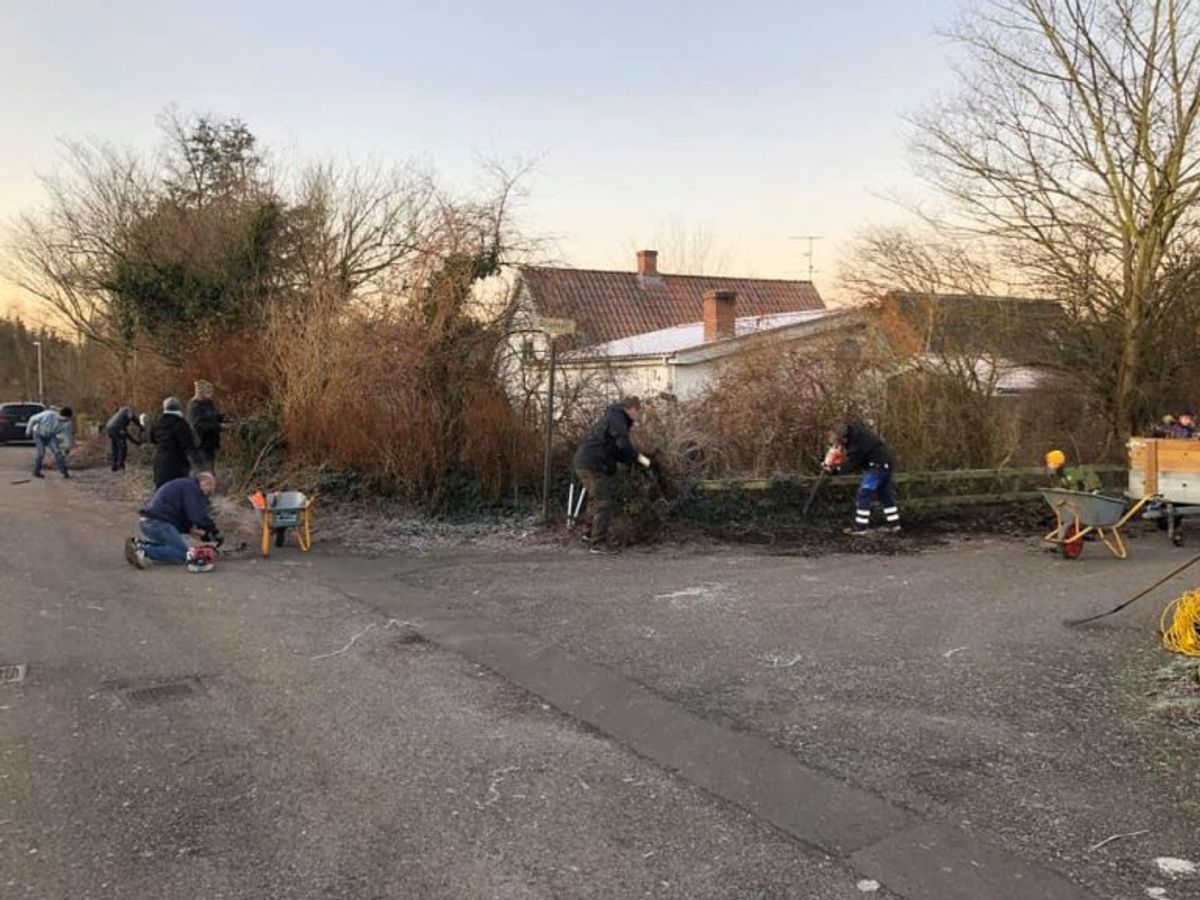 Både store og små hjalp til hos “botnakken”. Foto: Privat/TV2 Østjylland