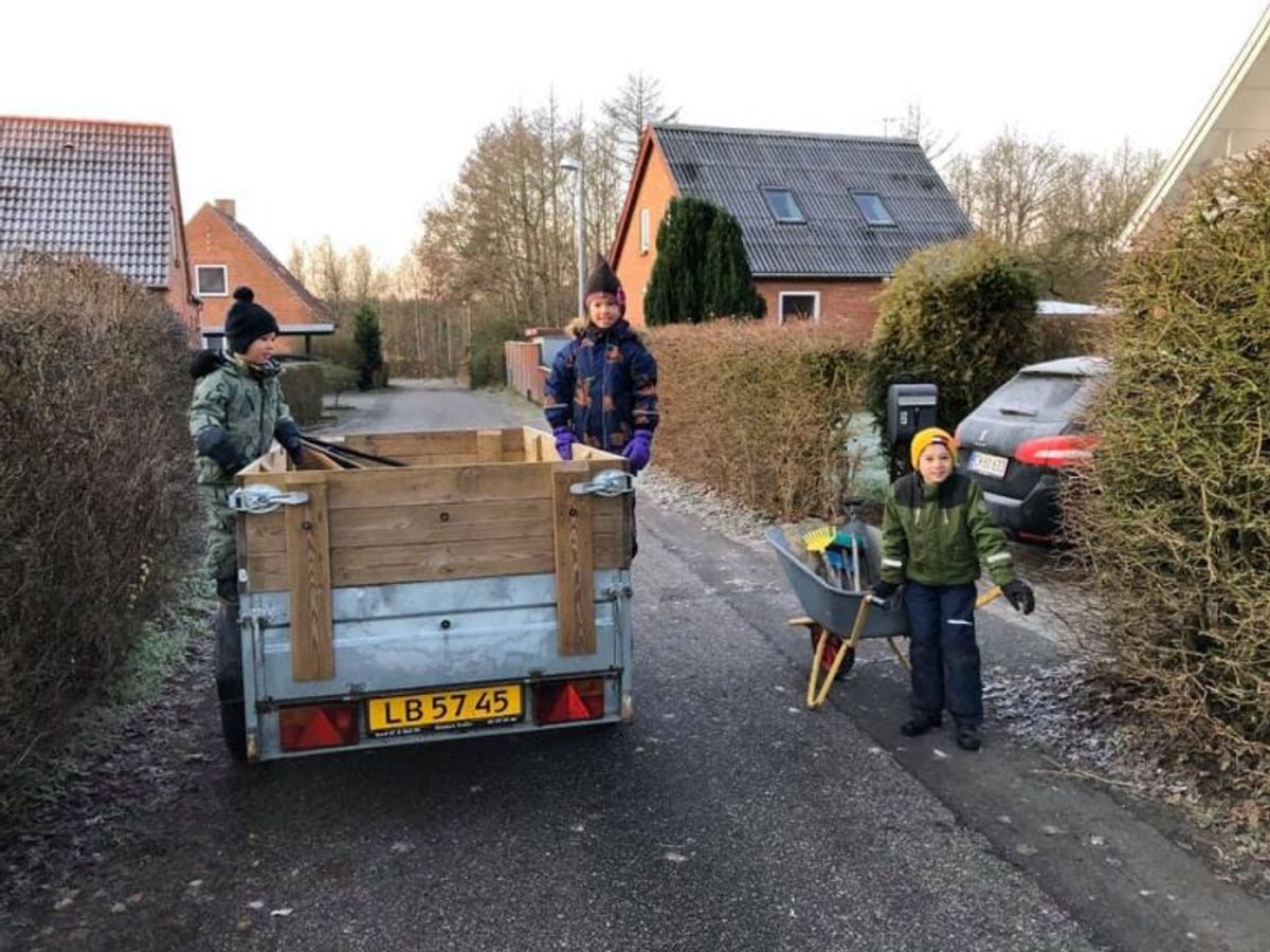 Både store og små hjalp til hos “botnakken”. Foto: Privat/TV2 Østjylland