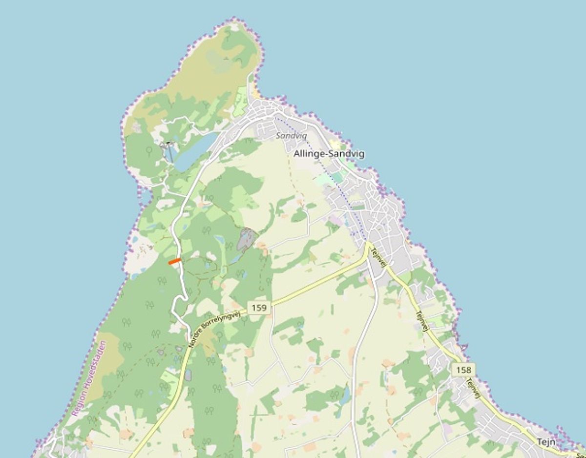 Flere veje i den nordlige del af Bornholm er glatte på grund af oliespild. Slotslyngvej er spærret. Foto: ©OpenStreetMap-bidragsydere.