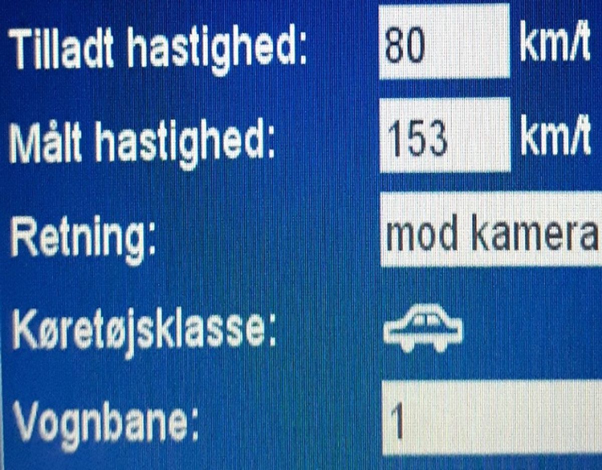 153 i timen. På en landevej. Hej igen, kørelærer. Foto: Politiet.