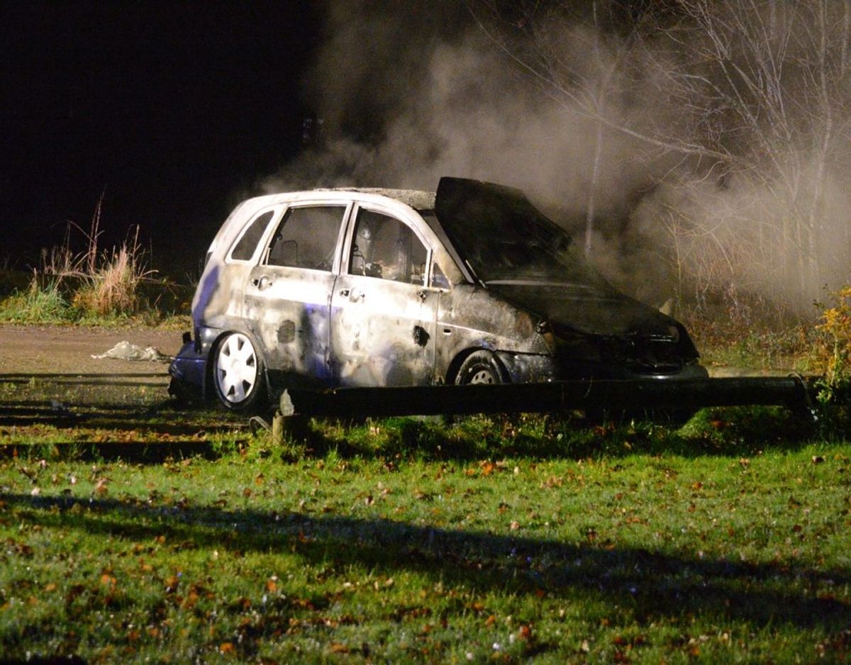 En sort Suzuki brød tirsdag aften i brand på Vestergade i Rødekro. Foto: Presse-fotos.dk