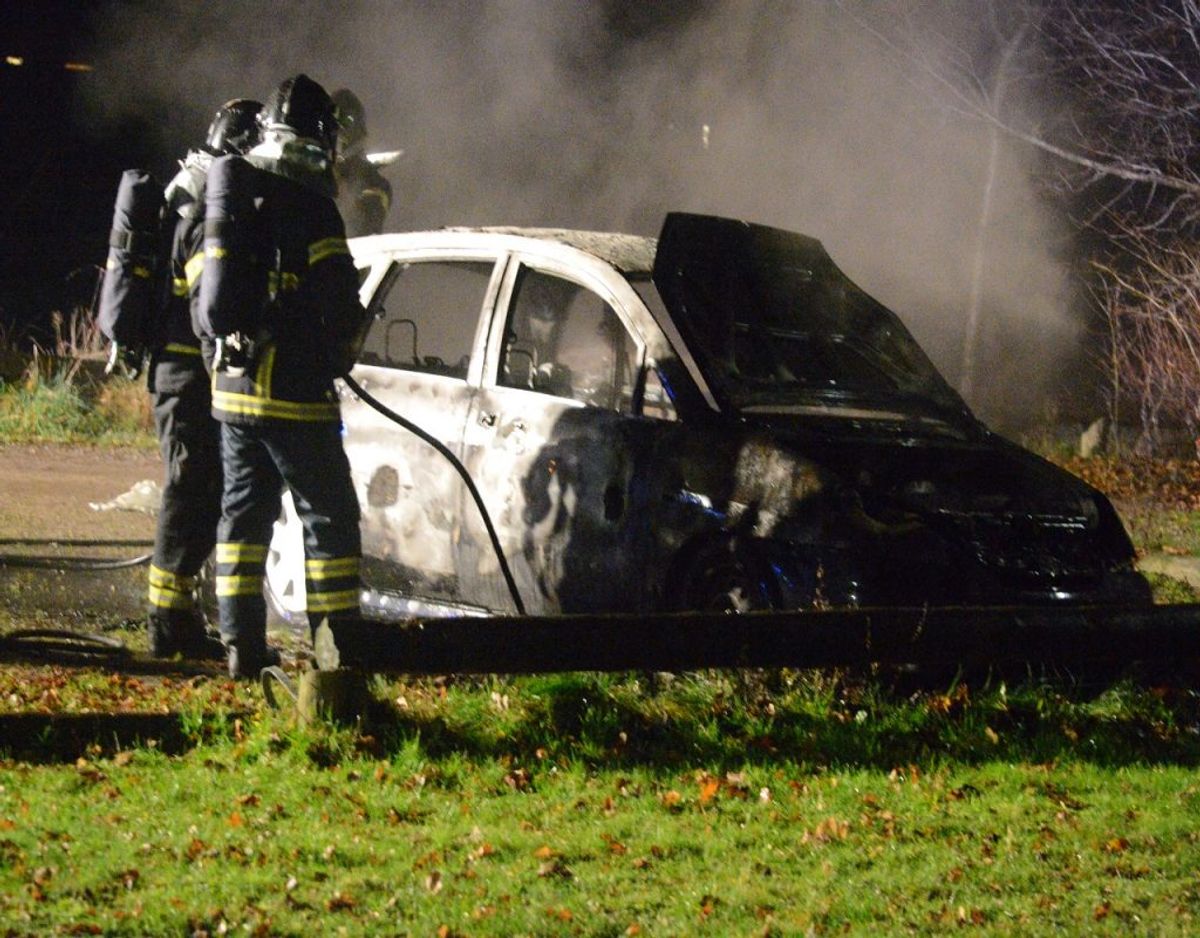 En sort Suzuki brød tirsdag aften i brand på Vestergade i Rødekro. KLIK VIDERE og se flere billeder af branden. Foto: Presse-fotos.dk