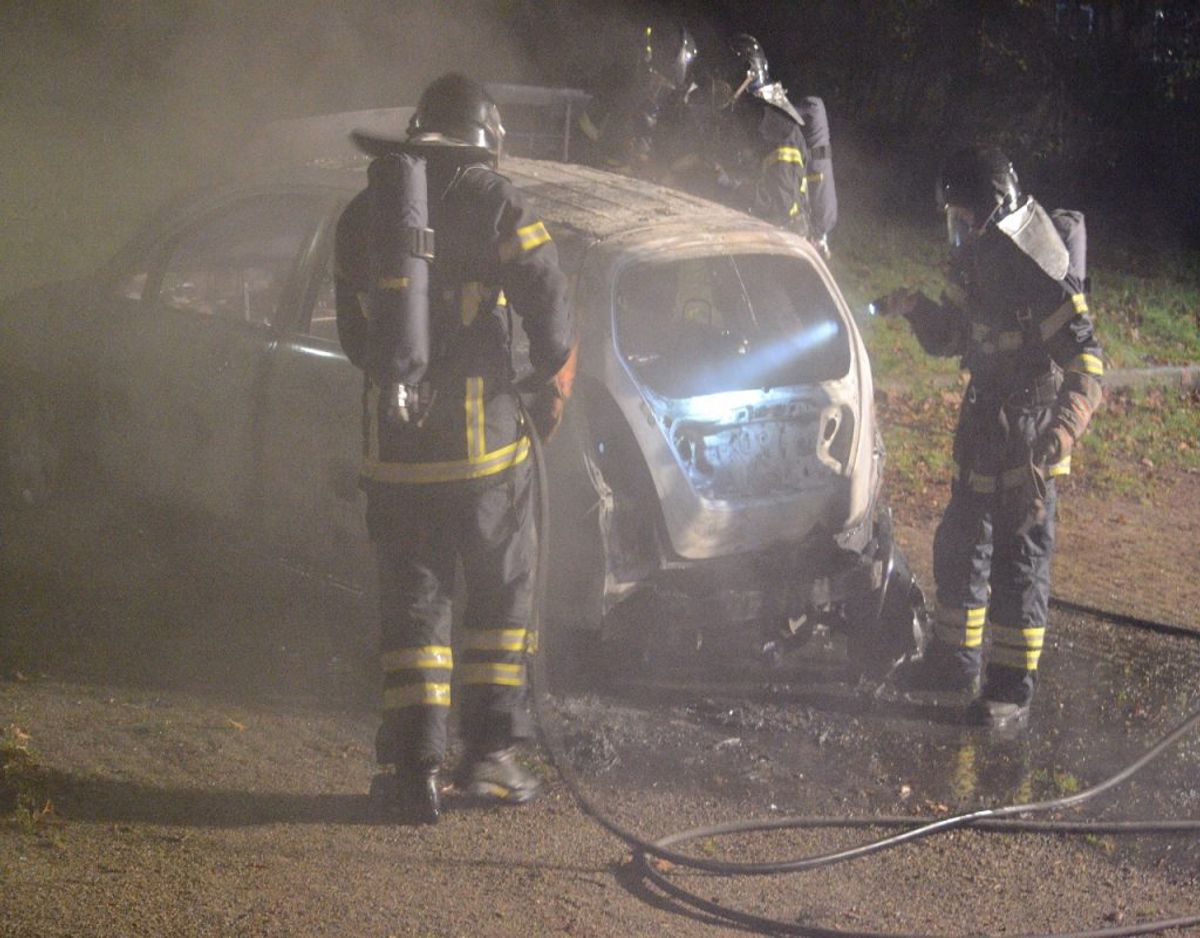 En sort Suzuki brød tirsdag aften i brand på Vestergade i Rødekro. Foto: Presse-fotos.dk