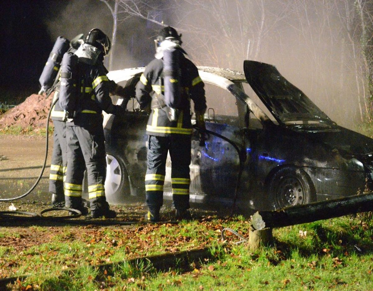 En sort Suzuki brød tirsdag aften i brand på Vestergade i Rødekro. Foto: Presse-fotos.dk