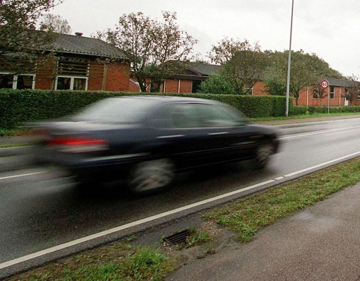 2) Kør lidt langsommere
Hastigheden spiller også en stor rolle for, hvor meget benzin eller diesel du bruger – og kører du på motorvejen, kan du igen spare cirka 20 procent brændstof på at køre 110 kilometer i timen frem for 130.
– Så har man ikke noget, man skal nå, er der ingen grund til at stresse, siger chefinstruktøren.
Han anbefaler i samme vending, at du kører med GPS, så du hele tiden har overblikket over, hvor langt du har til din destination.
– Når man ikke stresser, kører man også mere sikkert, påpeger han.
Foto: Scanpix