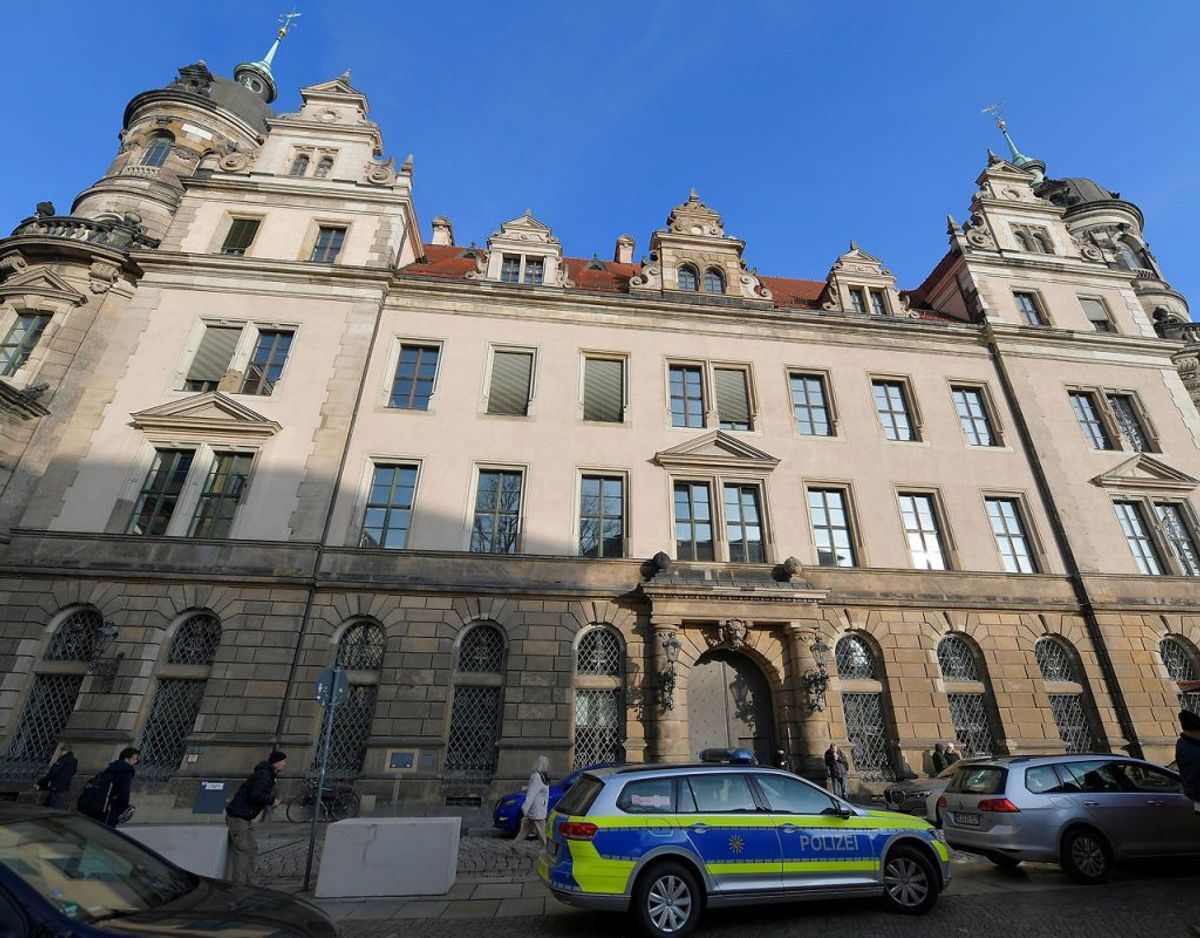 Mandag er Grüne Gewölbe, der er en del af et større kunstmuseum i Dresden blevet røvet for værdier svarende til en milliard euro. Gerningsmændene er på flugt. KLIK VIDERE og se flere billeder.
