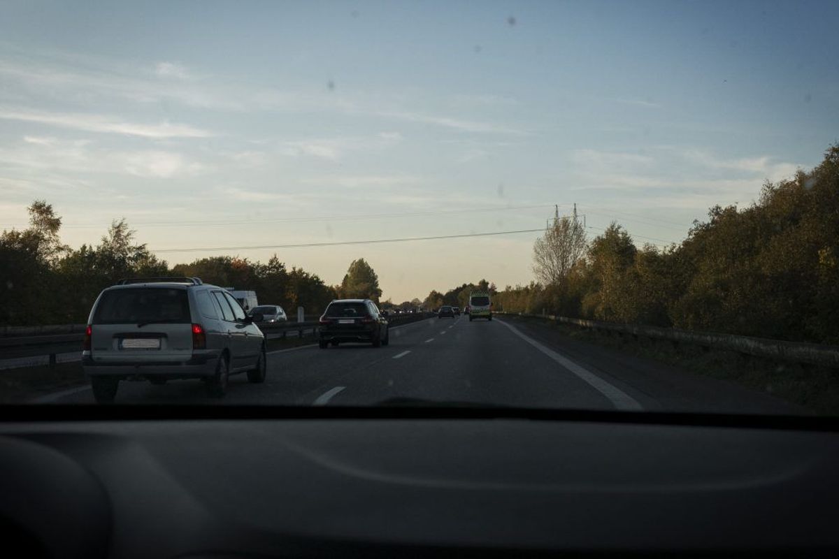 I nogle tilfælde kan dit værksted tænde baglygterne på din bil permanent, så de automatisk tænder, når du starter bilen. En rundringning, som Rådet for Sikker Trafik har gennemført til et udpluk af autoriserede værksteder, viser dog, at det svinger fra bilmodel til bilmodel, om det er teknisk muligt at tænde baglygterne permanent. Der er altså ikke andet at gøre, end at tage kontakt til dit værksted og spørge, om baglygterne kan tændes permanent på din bil. Foto: RFST