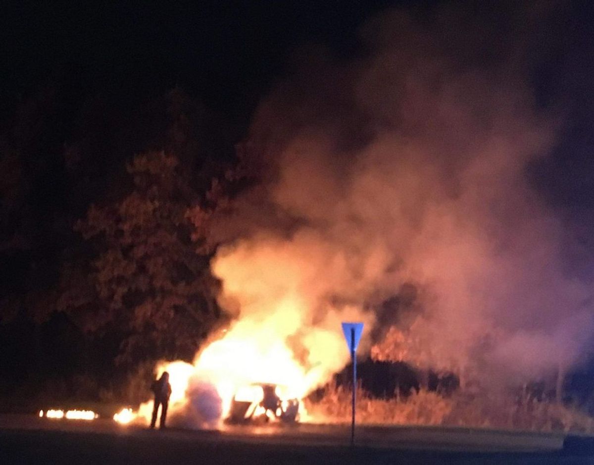 Cirka 10 km fra Morelhaven blev den mulige flugtbil fundet omspundet af flammer. Foto: Presse-fotos.dk.