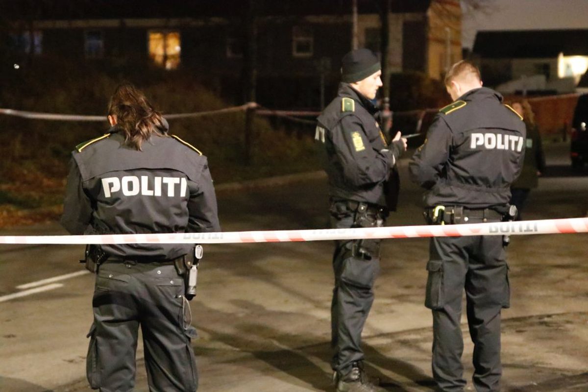 Det var på Nørreby Allé ved Morellhaven i Høje Taastrup, skuddene faldt sent onsdag aften. Foto: Presse-fotos.dk. KLIK VIDERE OG SE BILLEDER AF DEN BRÆNDENDE FLUGTBIL