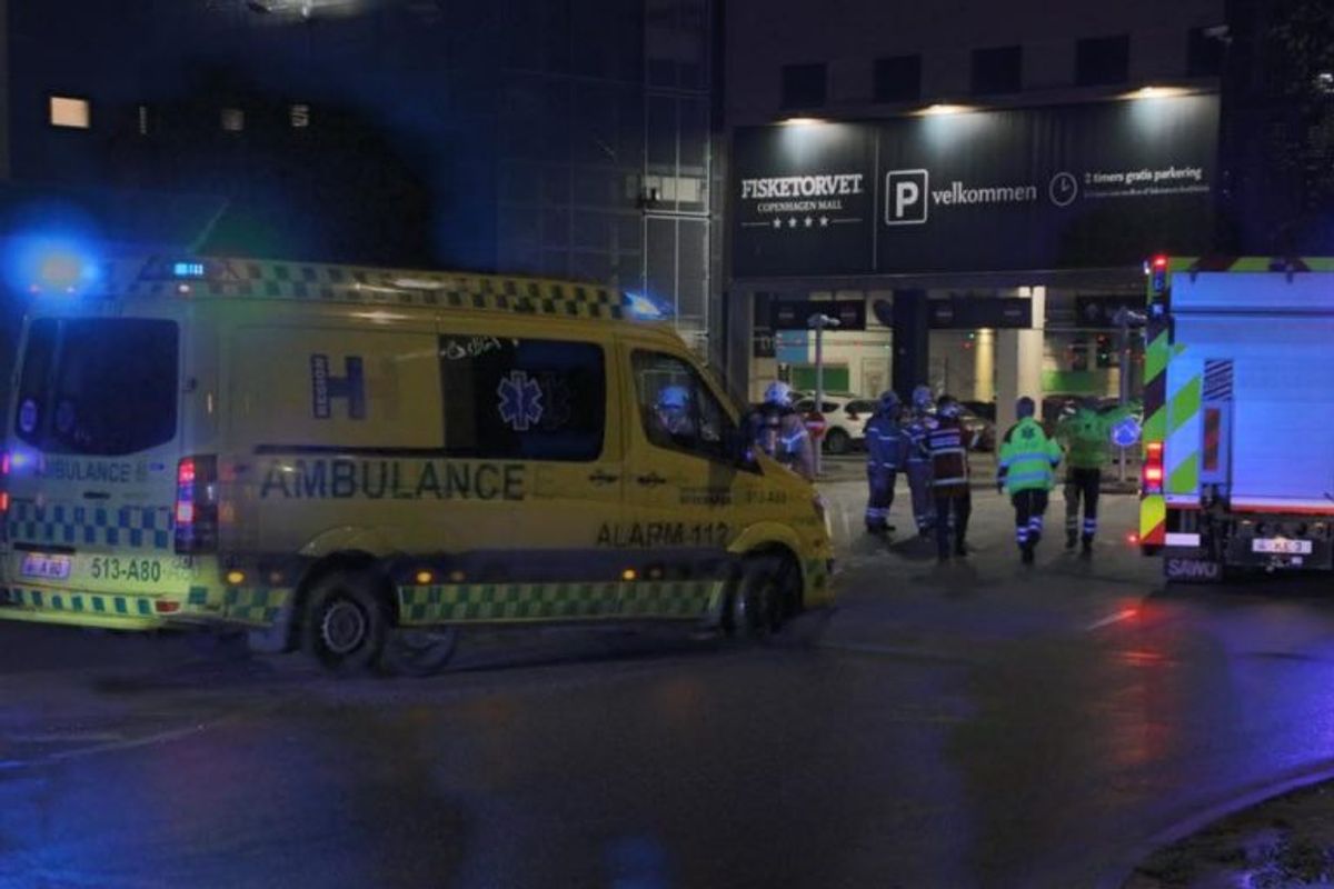 Både politi, ambulancer og brandvæsen ved Fisketorvet på grund af et ammoniakudslip. KLIK for flere billeder. Foto: Presse-fotos.dk.
