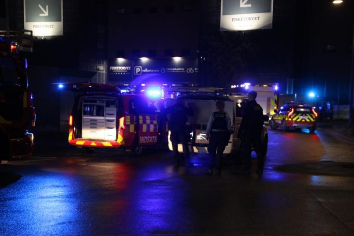 Både politi, ambulancer og brandvæsen ved Fisketorvet på grund af et ammoniakudslip. KLIK for flere billeder. Foto: Presse-fotos.dk.