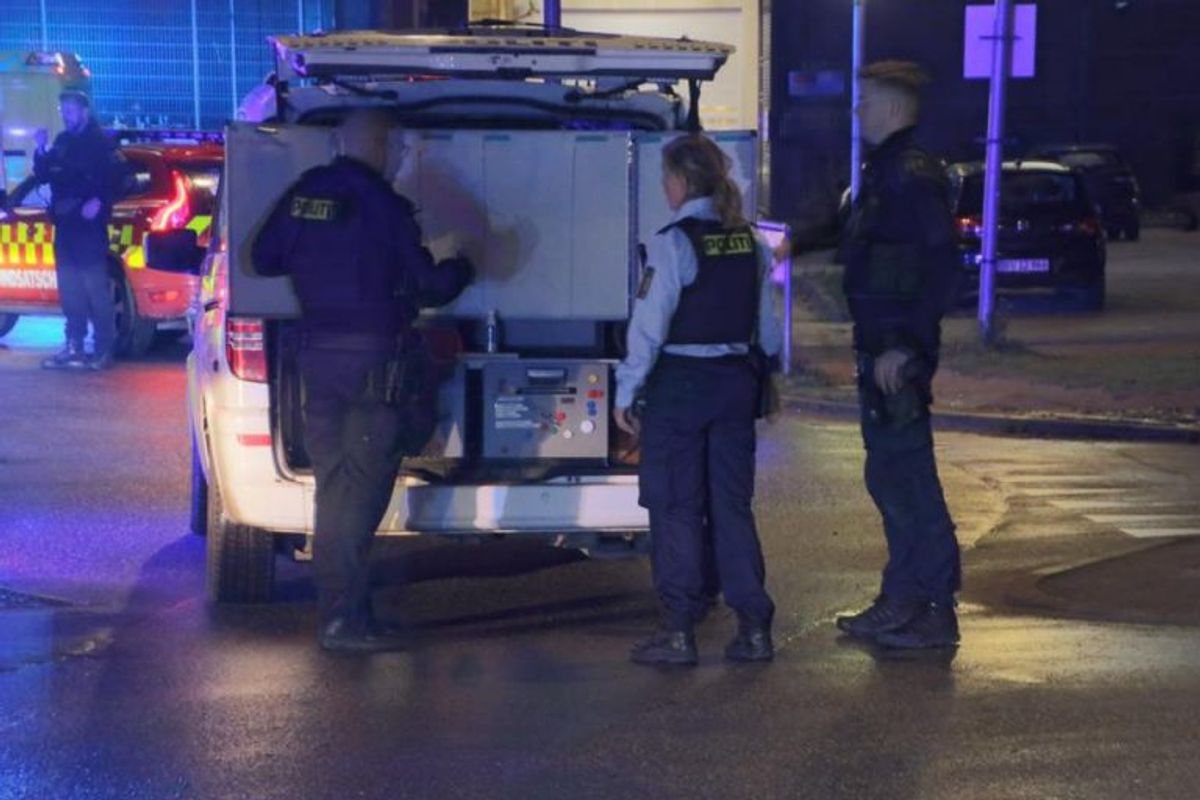 Både politi, ambulancer og brandvæsen ved Fisketorvet på grund af et ammoniakudslip. KLIK for flere billeder. Foto: Presse-fotos.dk.