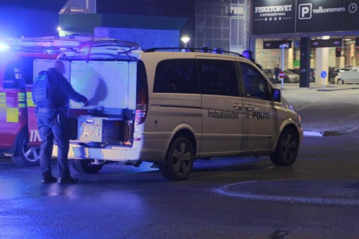 Både politi, ambulancer og brandvæsen ved Fisketorvet på grund af et ammoniakudslip. KLIK for flere billeder. Foto: Presse-fotos.dk.