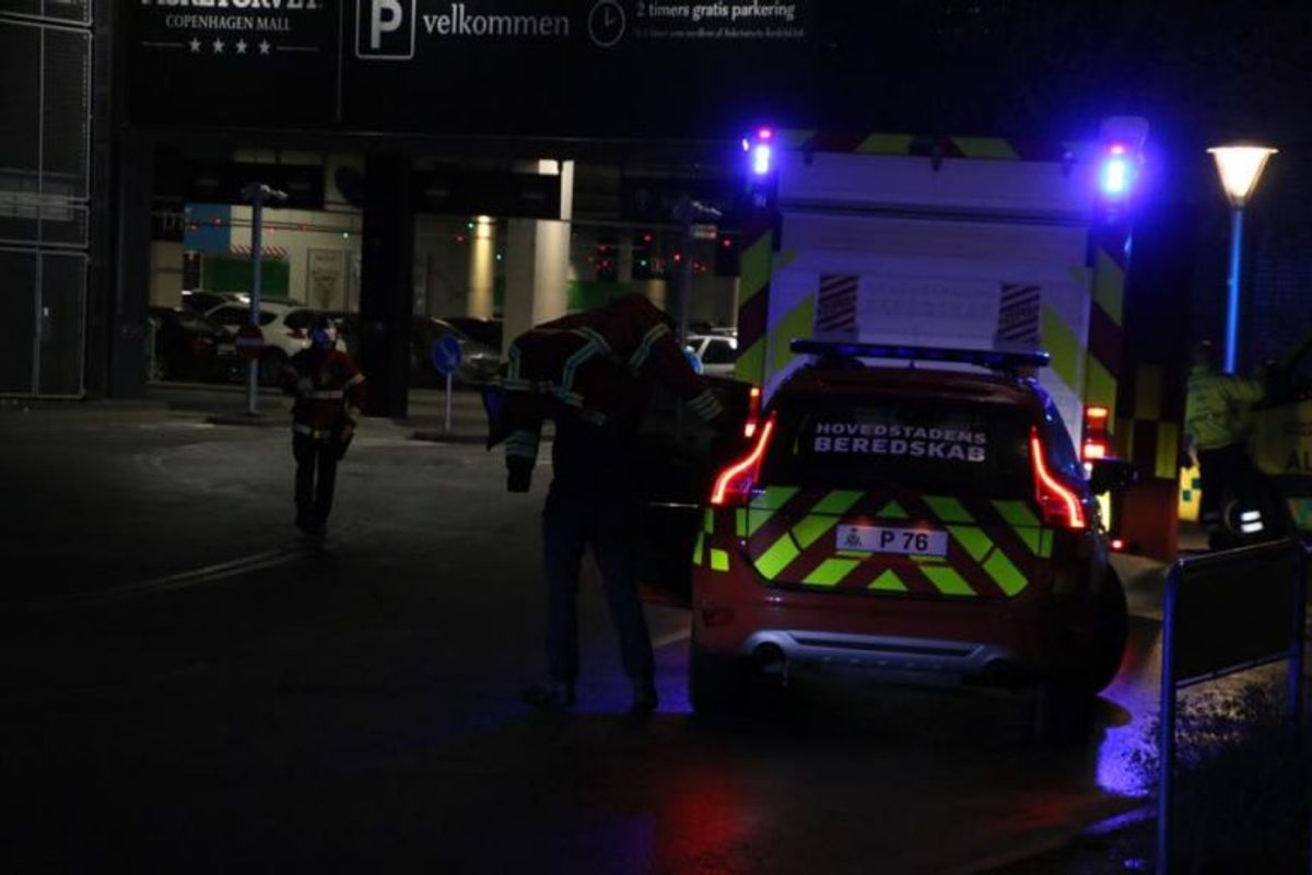Både politi, ambulancer og brandvæsen ved Fisketorvet på grund af et ammoniakudslip. KLIK for flere billeder. Foto: Presse-fotos.dk.