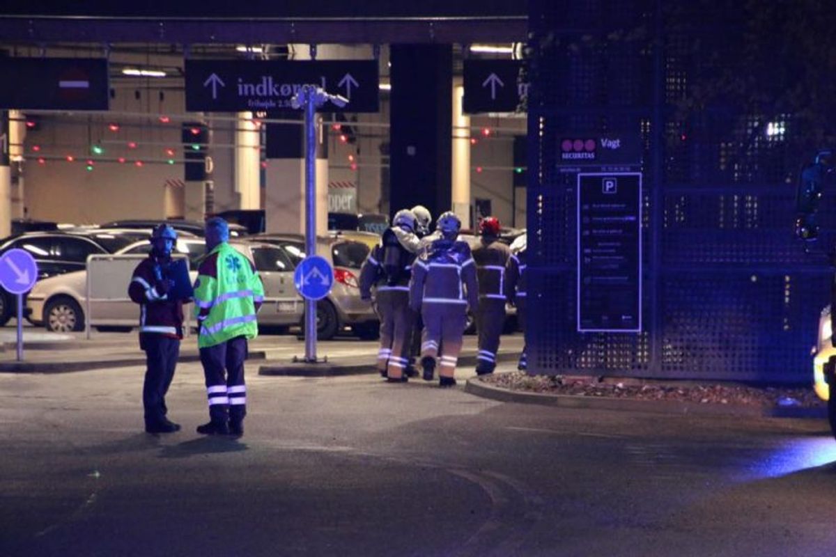 Både politi, ambulancer og brandvæsen ved Fisketorvet på grund af et ammoniakudslip. KLIK for flere billeder. Foto: Presse-fotos.dk.