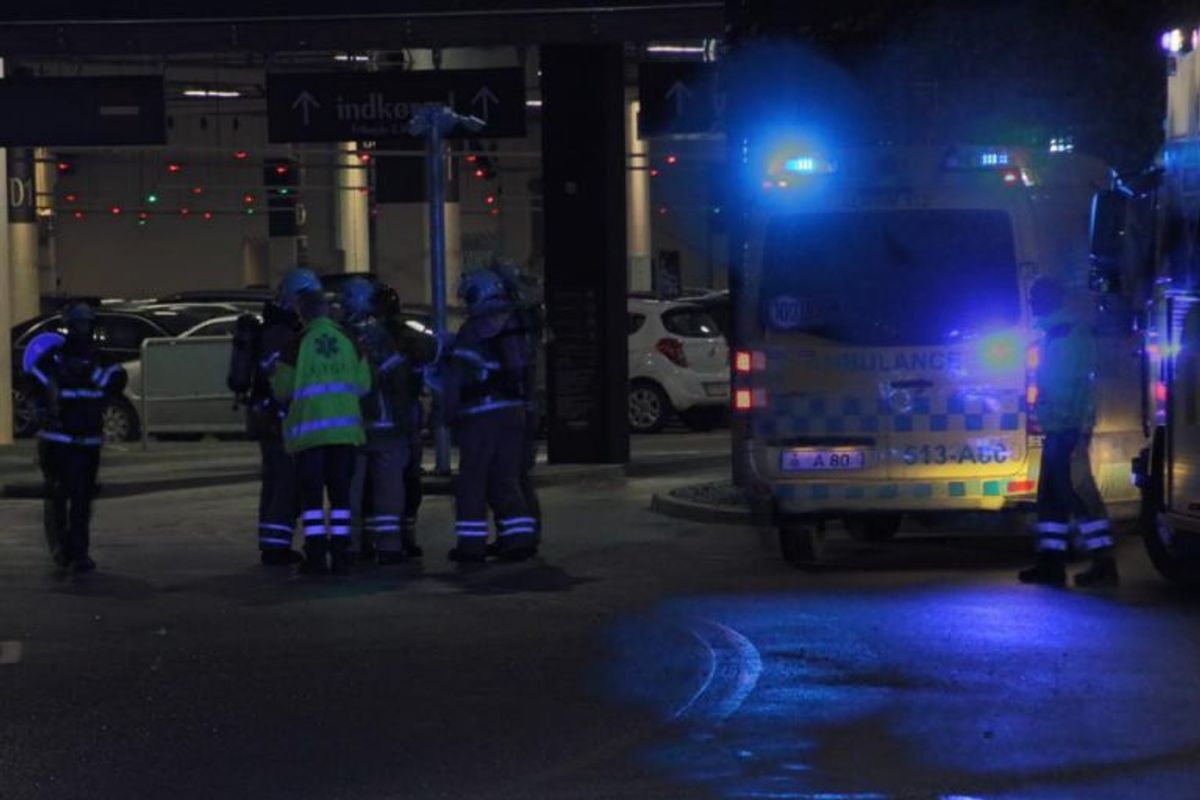 Både politi, ambulancer og brandvæsen ved Fisketorvet på grund af et ammoniakudslip. KLIK for flere billeder. Foto: Presse-fotos.dk.