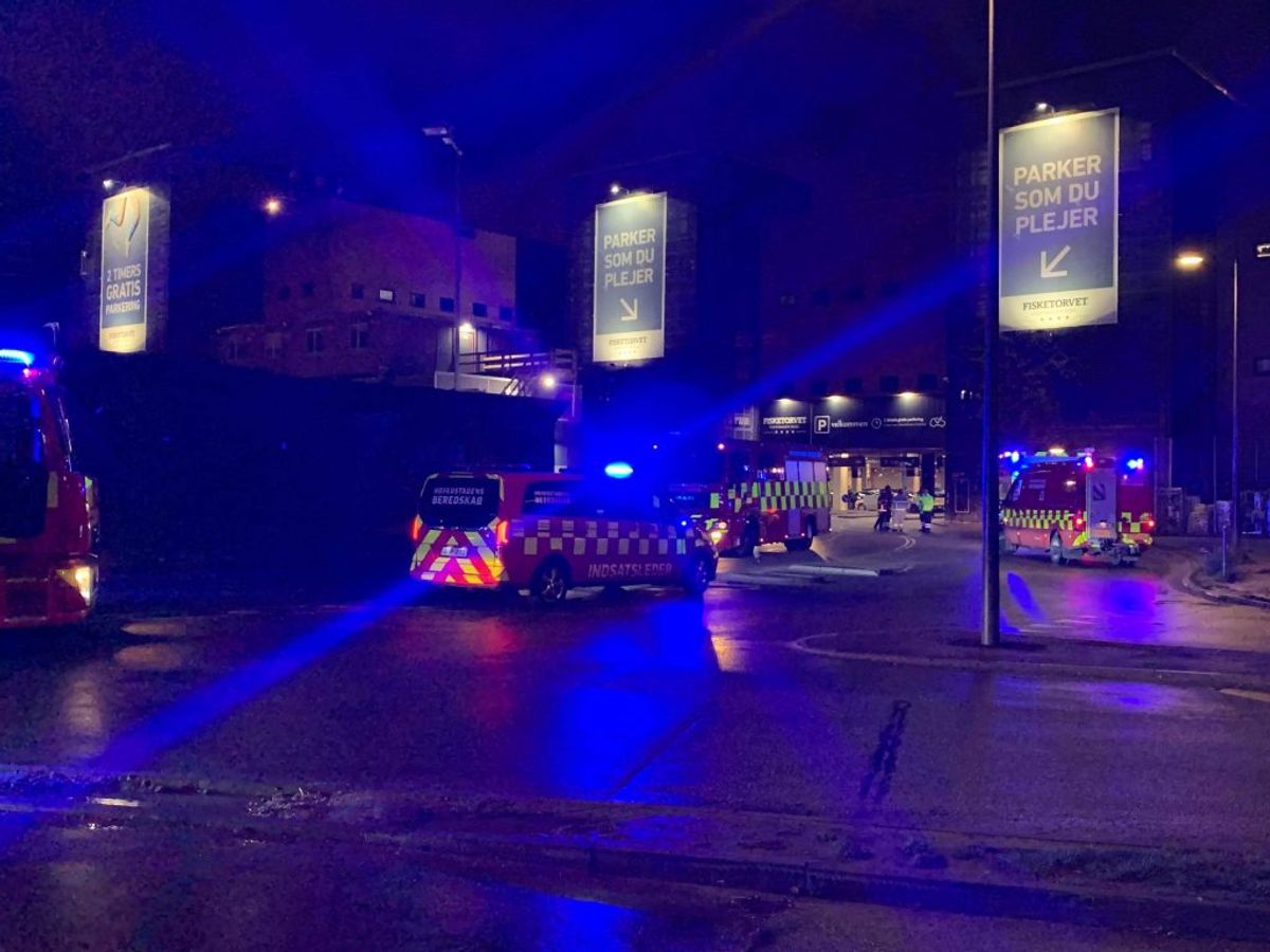 Politi og brandvæsen er til stede på Fisketorvet. Der er sket et ammoniakudslip. Foto: Presse-fotos.dk.