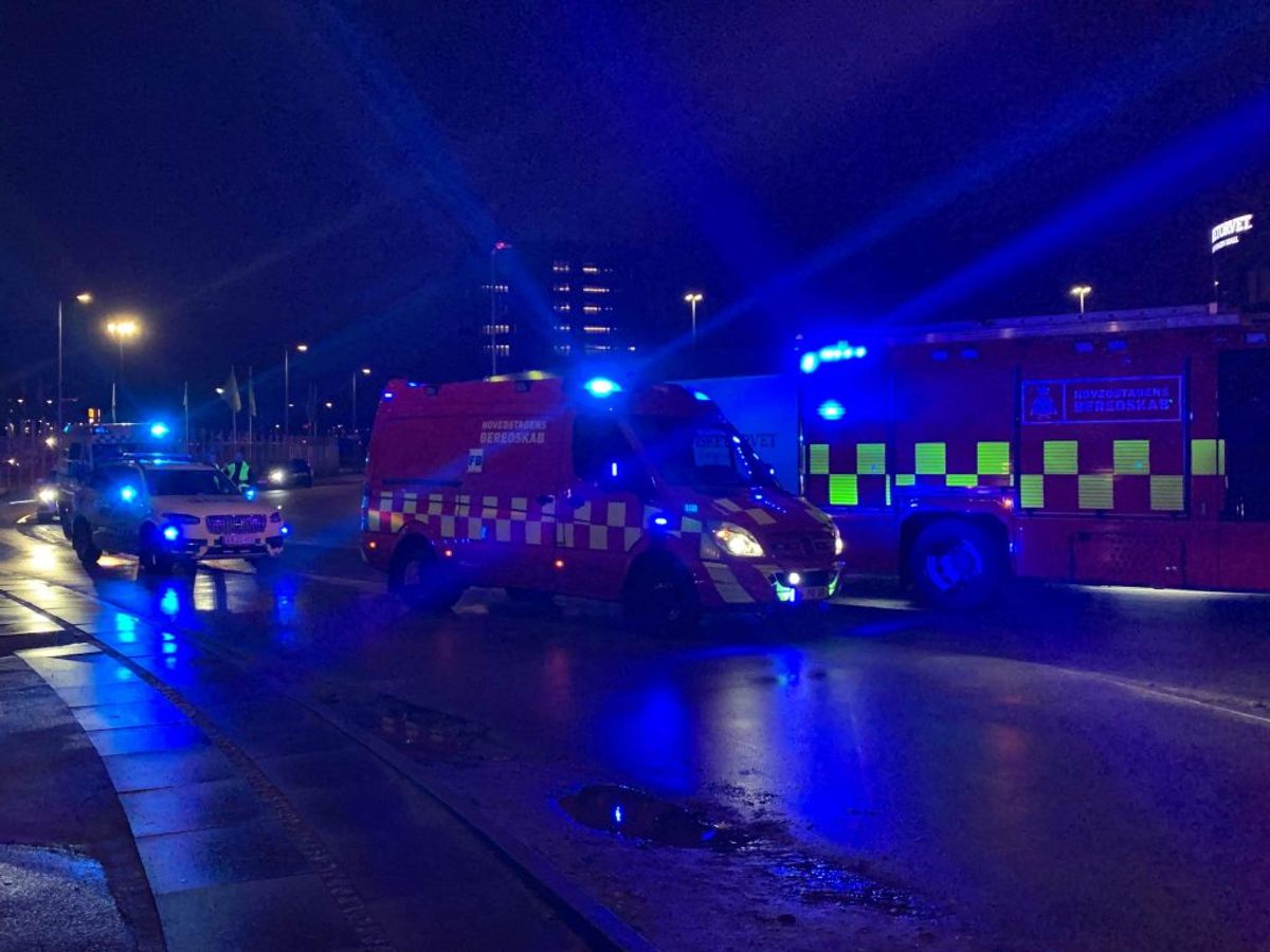 Politi og brandvæsen er til stede på Fisketorvet. Der er sket et ammoniakudslip. KLIK for flere billeder. Foto: Presse-fotos.dk.