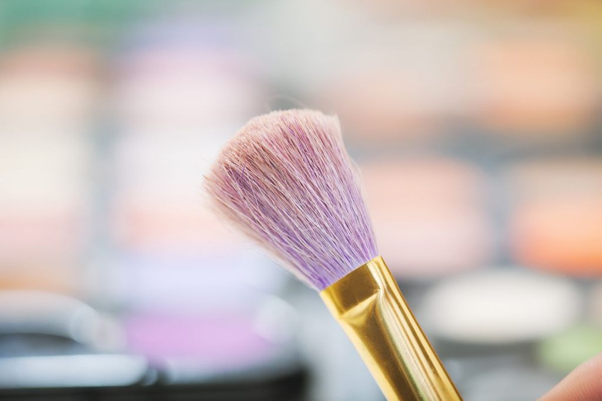 Giv makeupbørsten en tur. Det skal dog være en skåne-vask, så ikke limen der holder hårene sammen går i stykker.