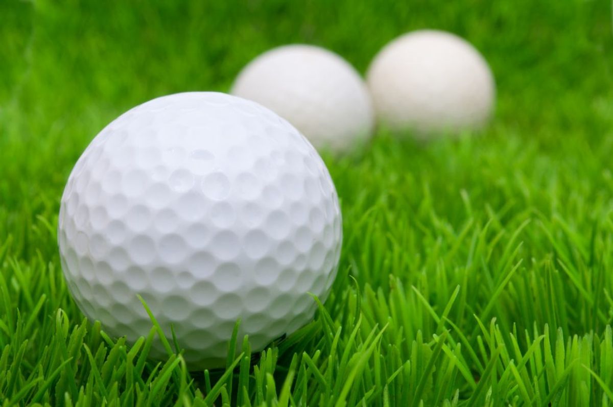 Put golfbolde i en stofpose og giv dem en tur.