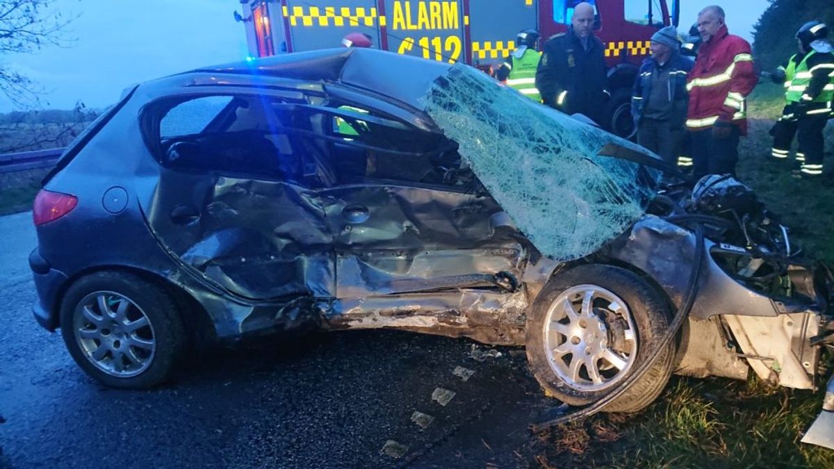 Bilen her har fået et ordentligt tryk. Føreren er kørt til tjek på Viborg Sygehus. KLIK videre og se flere billeder fra det voldsomme uheld. Foto: Presse-fotos.dk