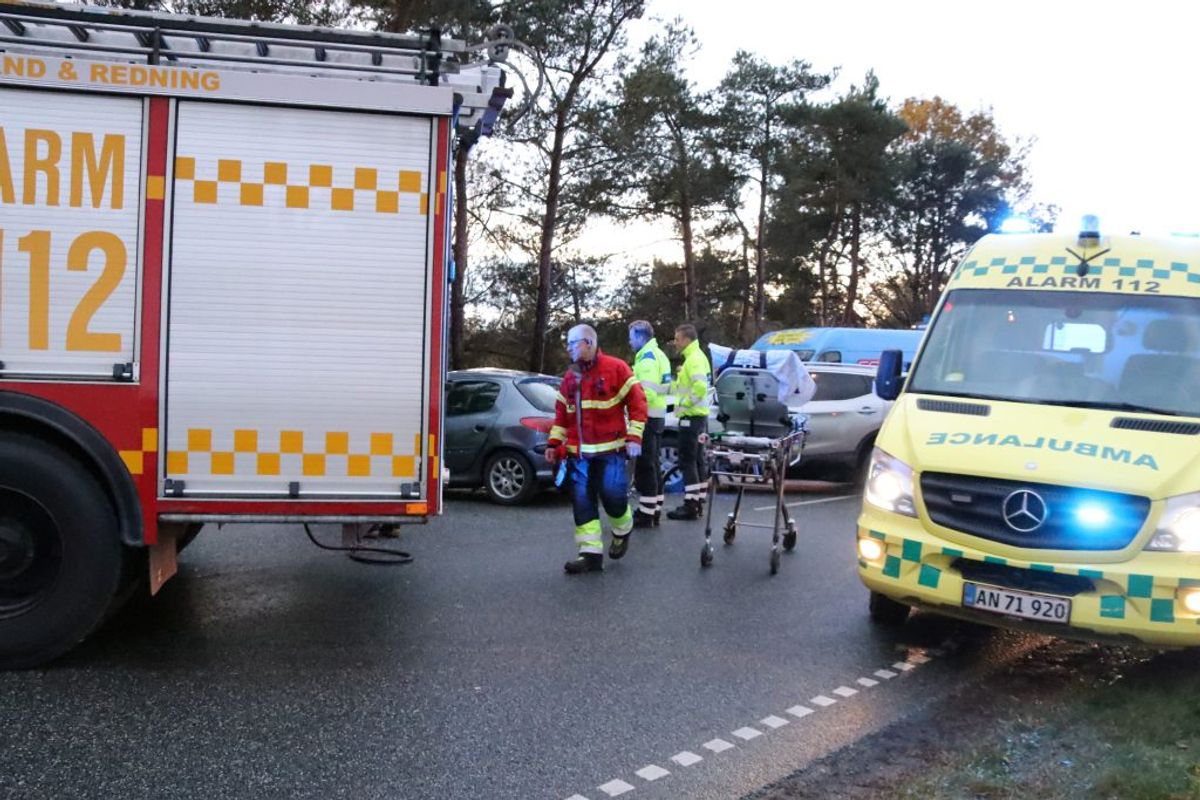 En bil har fået en særdeles hård medfart. KLIK FOR FLERE BILLEDER. Foto: Øxenholt Foto