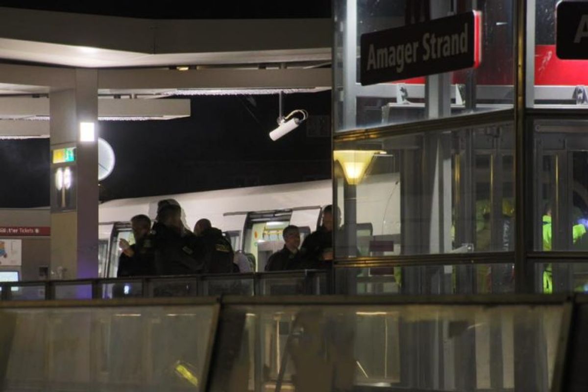 Metroen holdt stille i timevis efter påkørslen. KLIK FOR FLERE BILLEDER. Foto: Presse-fotos.dk