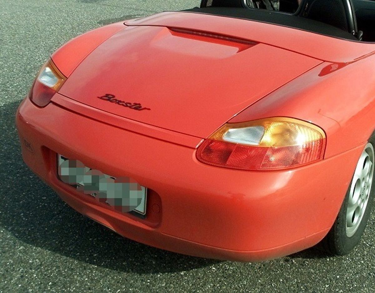 Kvinden kørte en stjålet, rød Porsche. Arkivfoto