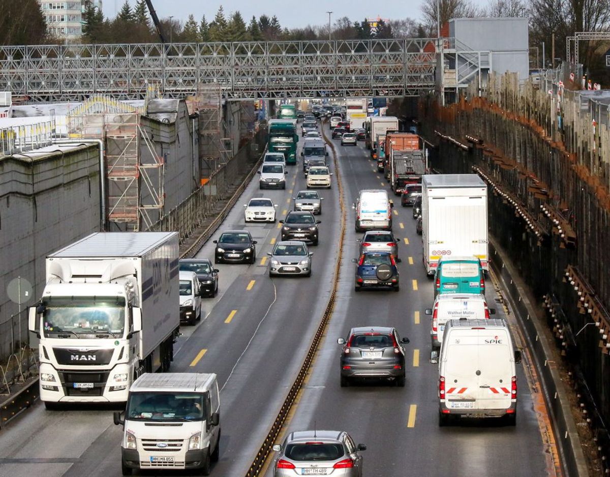 Derfor ønsker hun et møde med transportminister Benny Engelbrecht, fordi borgmesteren gerne vil gøre som her – i Hamborg – hvor motorvejen bliver overdækket. Foto: Scanpix