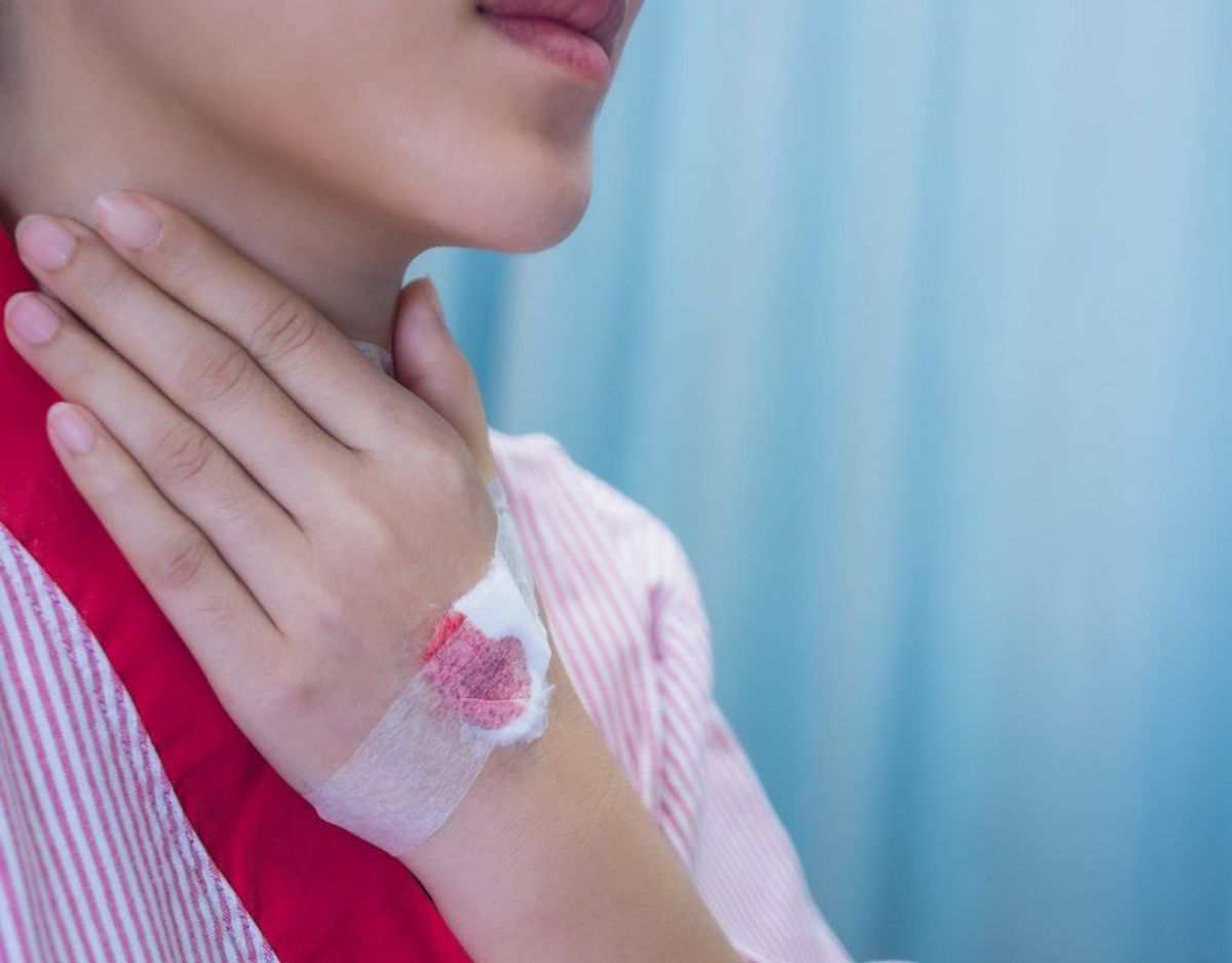 Symptom nummer 1: Længerevarende synkebesvær – Det er almindeligt at have synkebesvær ved halsbetændelse. Men hvis det varer ved eller bliver værre, skal du gå til lægen.