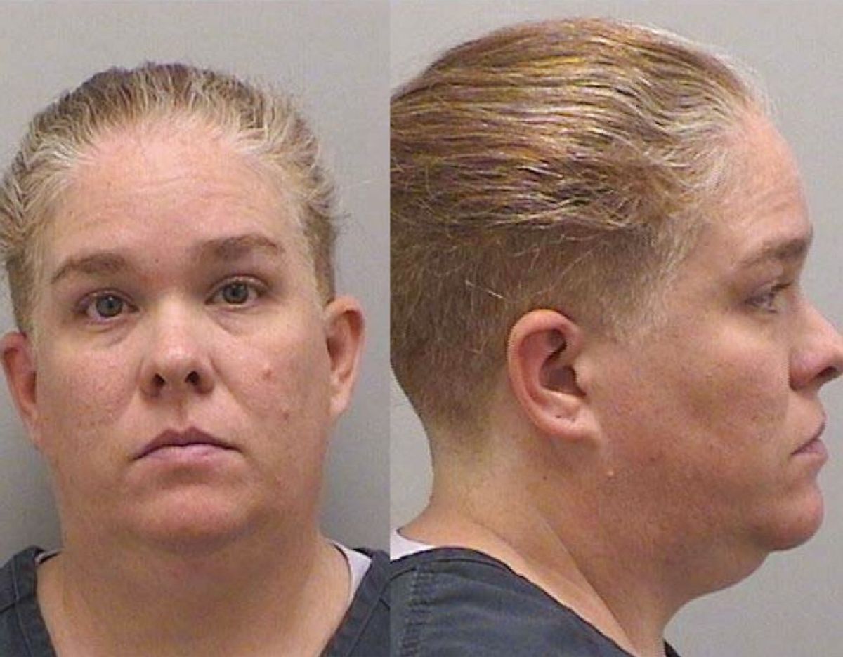 Den 41-årige mor Kelly Renee Turner er blevet anholdt for at have slået sin ene datter ihjel og have mishandlet både hende og en anden datter. Foto: Douglas County Colorado Sheriff’s Office/Scanpix